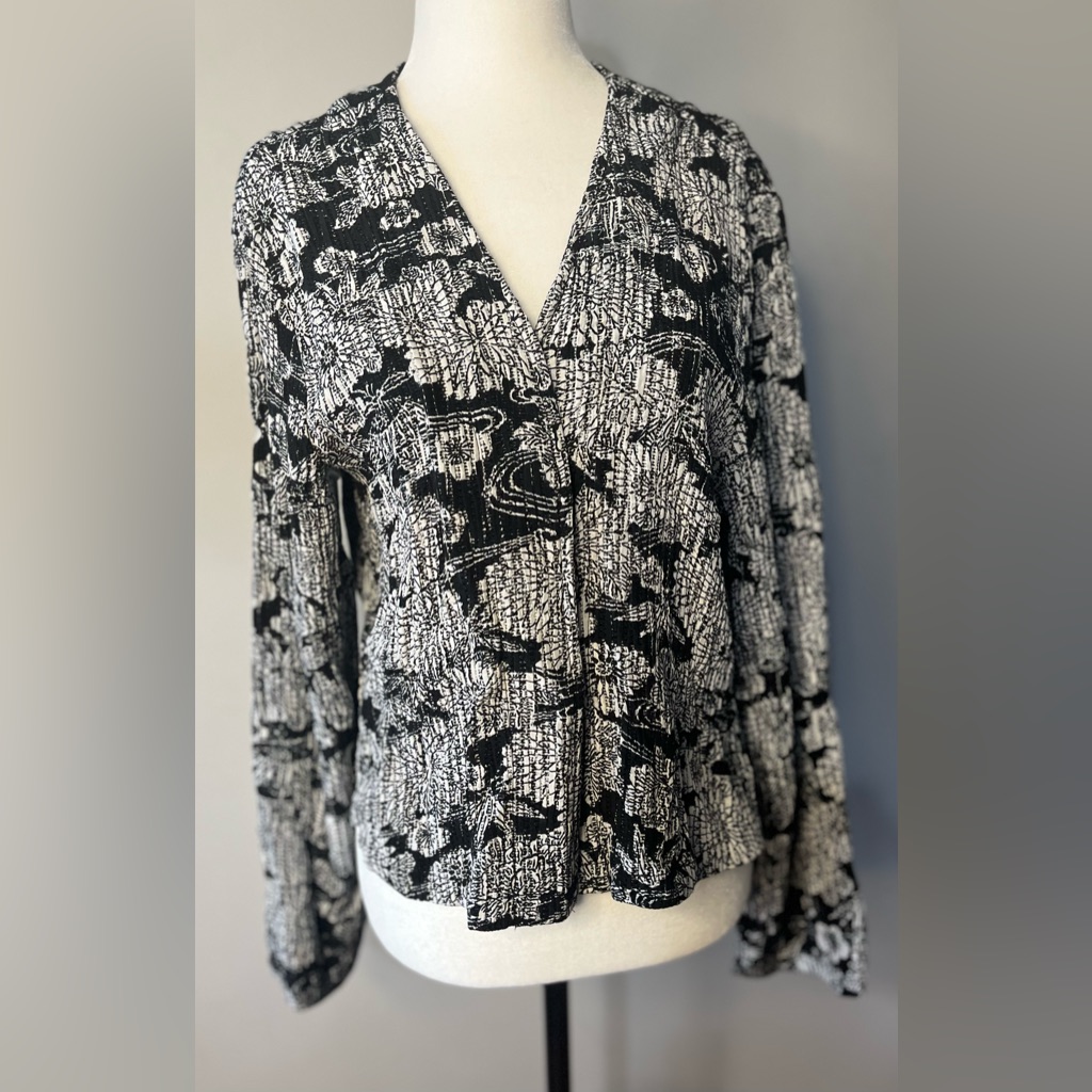 Nwt Chico’s Black And White Floral Patrern Jacket !